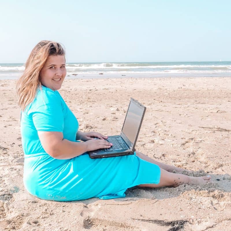 Website Onlinekurs Janina Peters Website Reiseleiterin am Strand mit Laptop